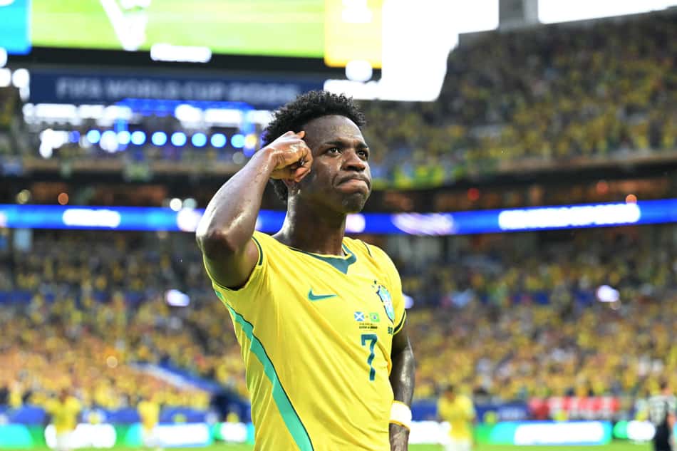 Vini Jr aponta para a cabeça em comemoração do gol do Brasil sobre a Escócia na Copa do Mundo