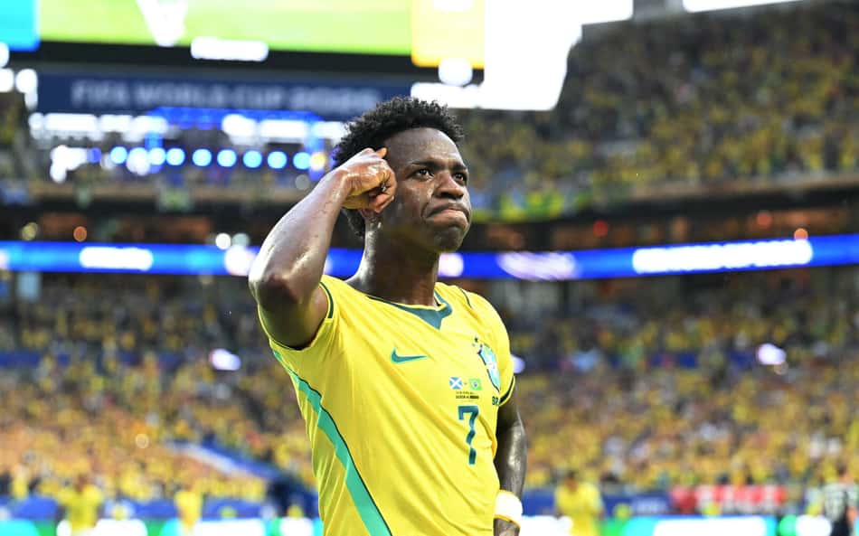 Vini Jr aponta para a cabeça em comemoração do gol do Brasil sobre a Escócia na Copa do Mundo