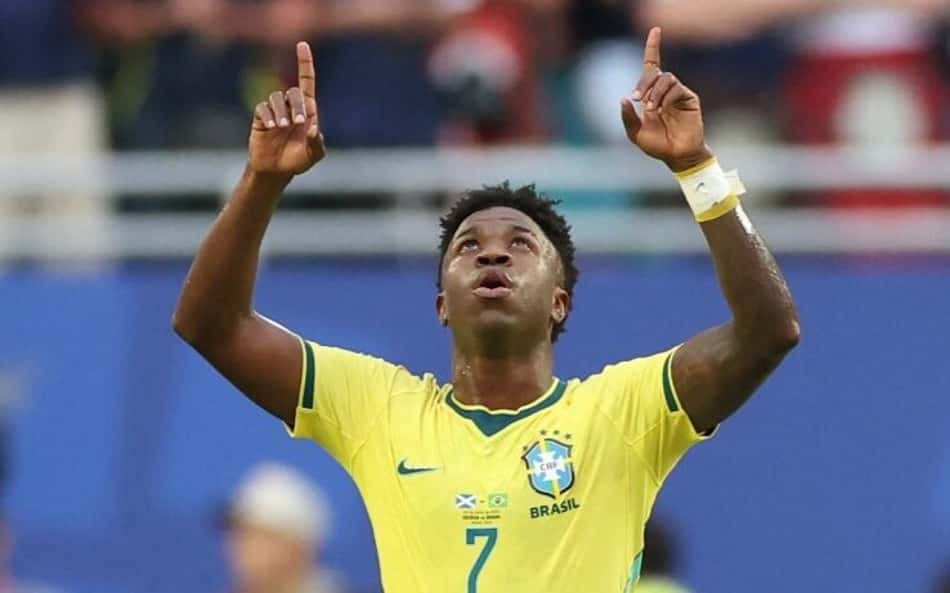 Vini Jr aponta para o céu ao comemorar gol do Brasil