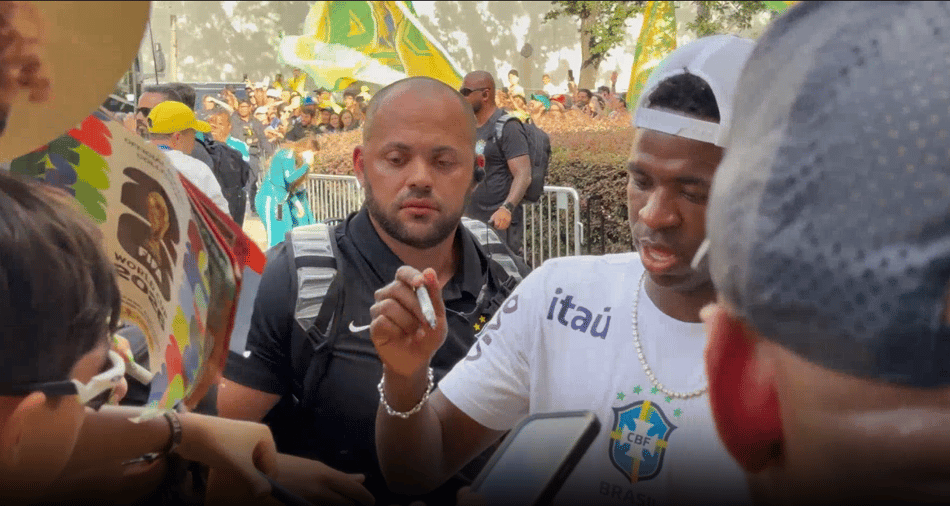 Vini Jr atende torcedores na porta do hotel da Seleção Brasileira em Huston, TX (EUA)
