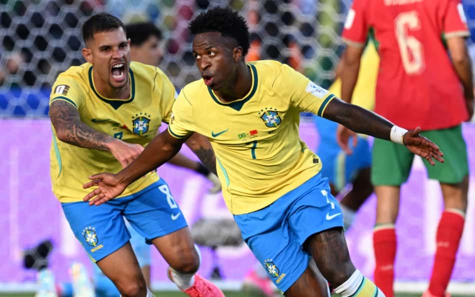 Vini Jr comemora com Bruno Guimarães gol marcado pelo Brasil sobre Marrocos, na estreia da Copa do Mundo