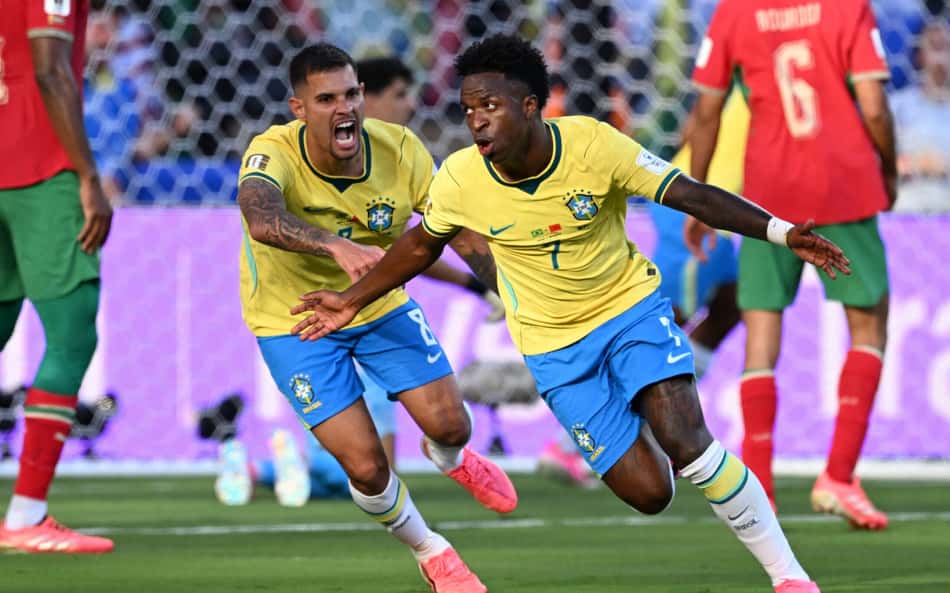 Vini Jr comemora com Bruno Guimarães gol marcado pelo Brasil sobre Marrocos, na estreia da Copa do Mundo