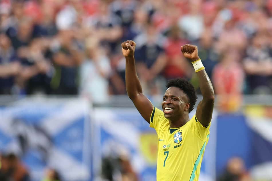 Vini Jr ergue as duas mãos, de punho fechado, comemorando gol do Brasil contra a Escócia na Copa do Mundo