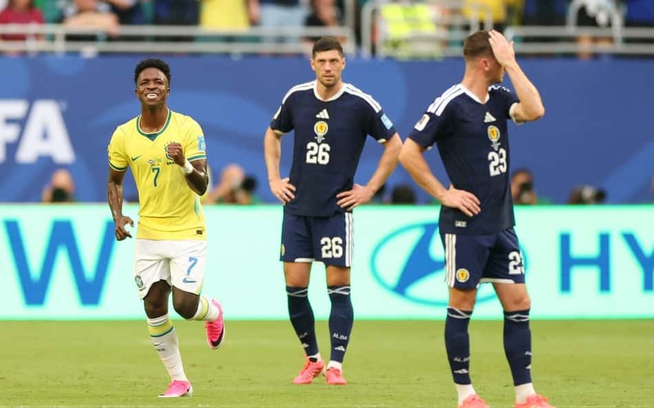 Especialista de arbitragem bate o martelo em gol anulado de Vini Jr