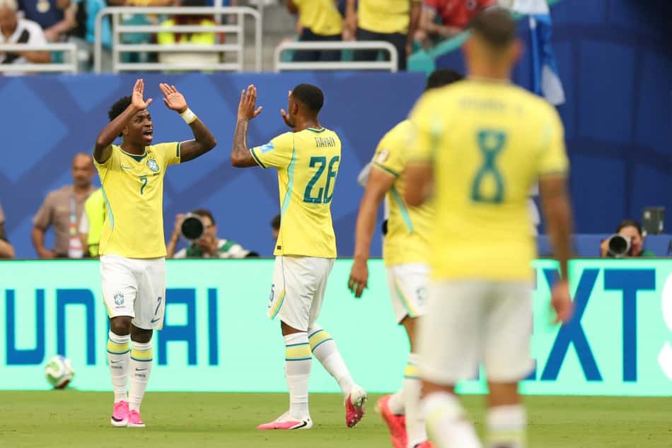 Vini Jr comemora gol junto com Rayan pela Seleção Brasileira na Copa do Mundo