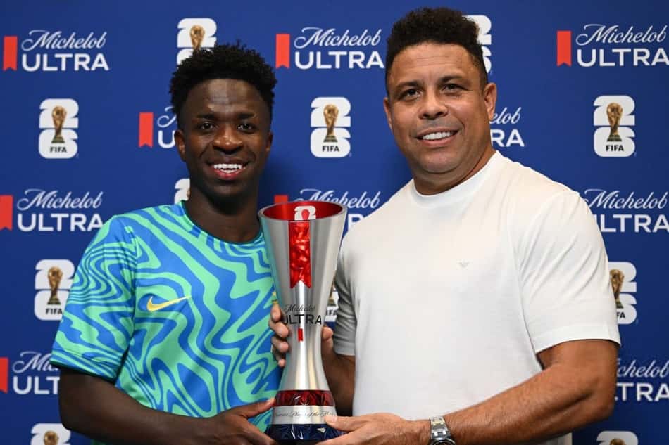Vini Jr com o troféu de melhor em campo em Brasil x Marrocos ao lado do ex-jogador Ronaldo Fenômeno