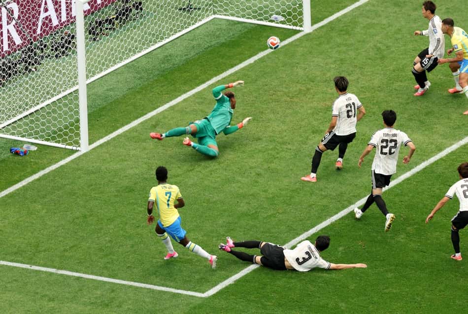 Vini Jr finaliza na trave após grande jogada em Brasil x Japão pela Copa do Mundo
