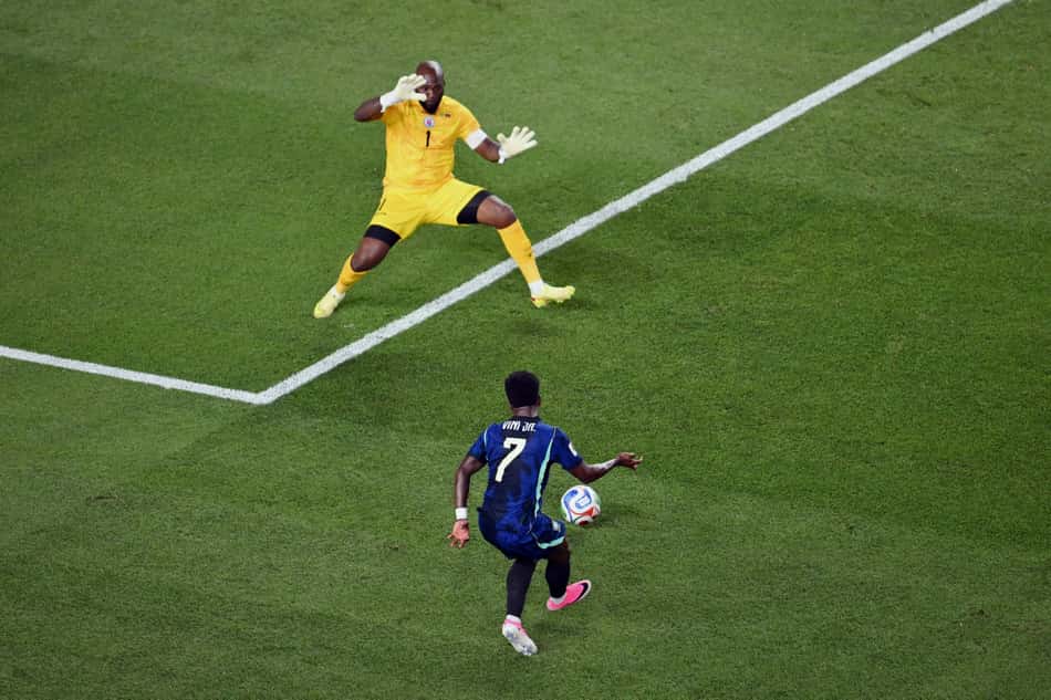 Vini Jr finaliza frente a frente com goleiro Placide, do Haiti