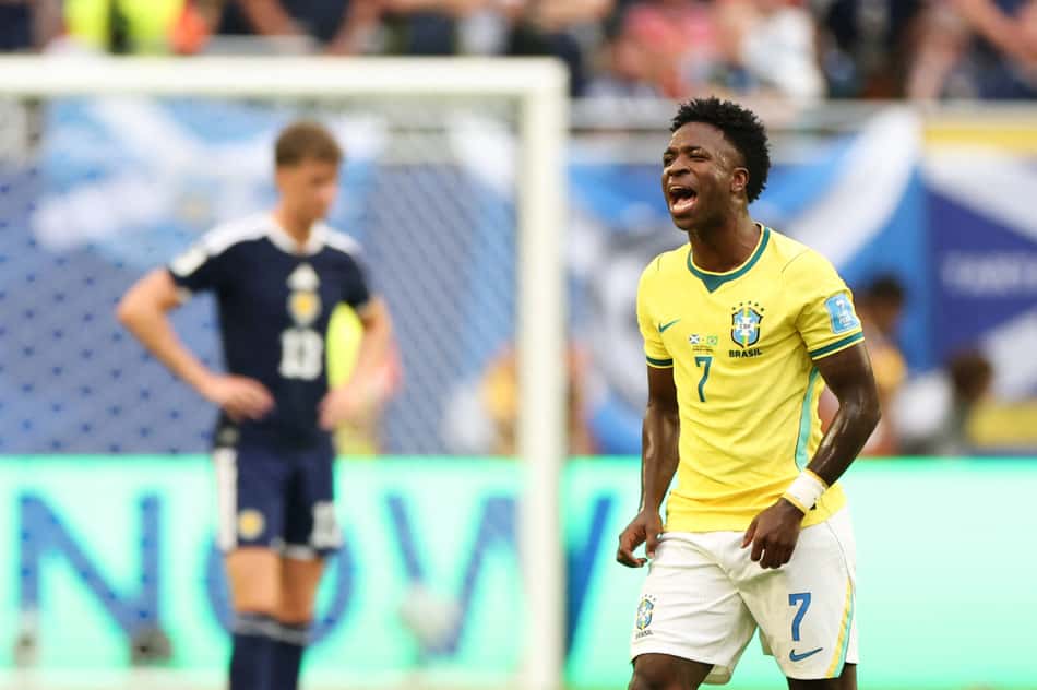 Vini Jr, com a camisa amarela do Brasil, comemorando o primeiro gol da vitória sobre a Escócia na Copa do Mundo