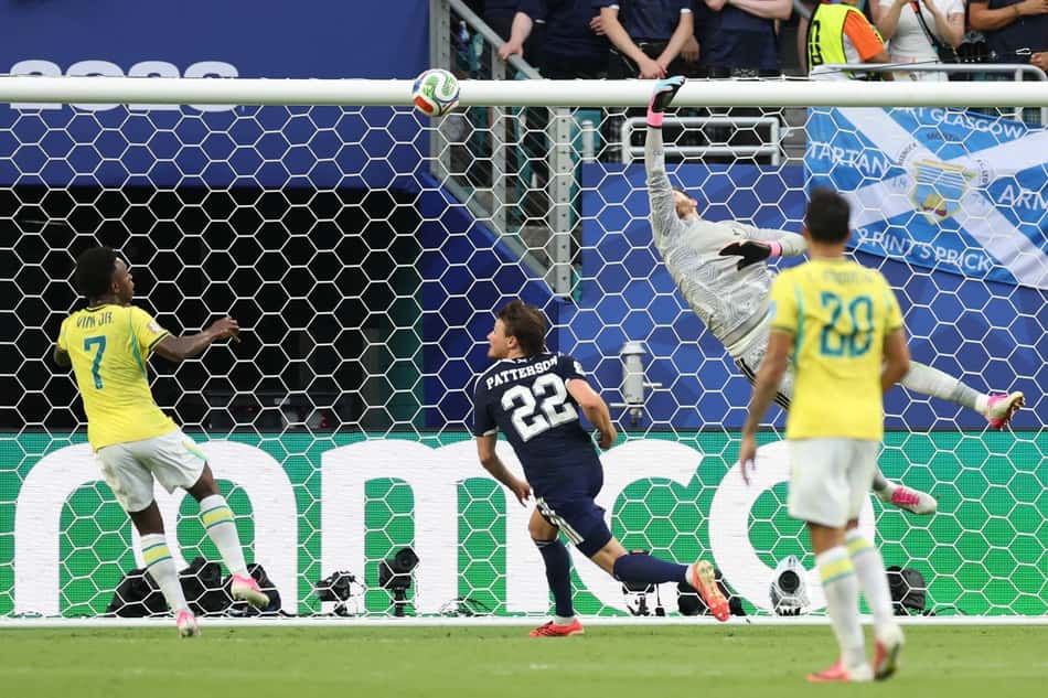 Vini Jr observa a bola antes de fazer o segundo gol do Brasil sobre a Escócia