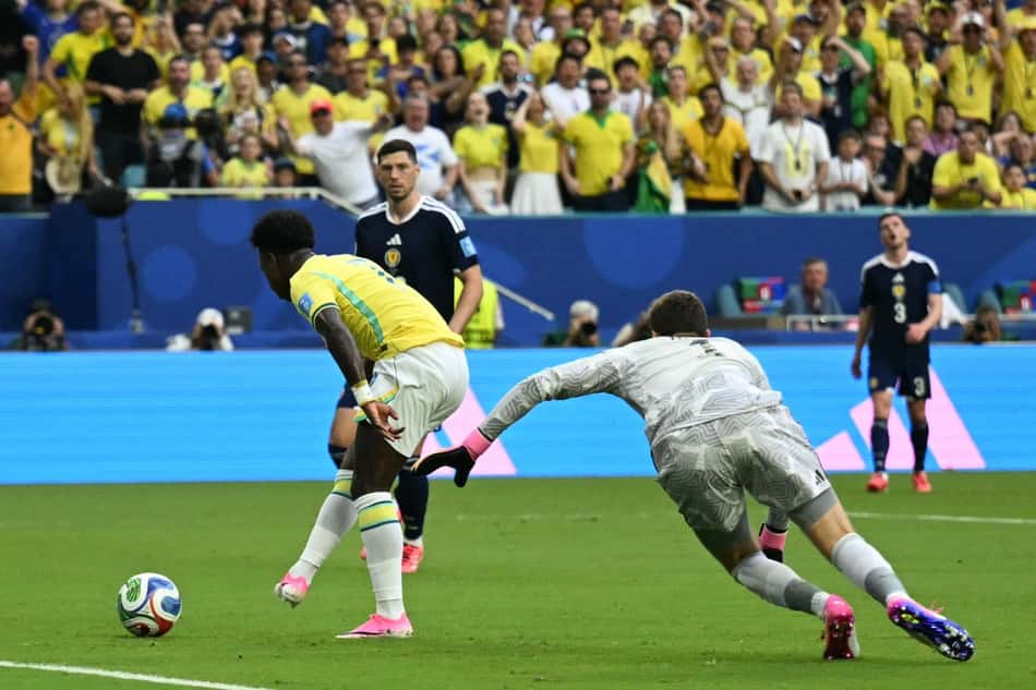 Vini Jr. dribla o goleiro da Escócia para abrir o placar para o Brasil (Foto: CHANDAN KHANNA / AFP)