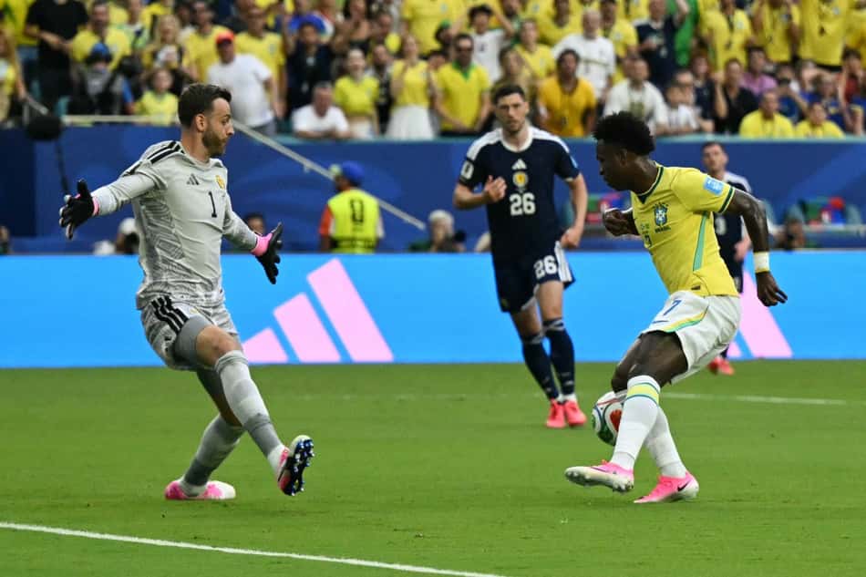 Vini Jr. dribla o Angus Gunn, goleiro da Escócia para abrir o placar