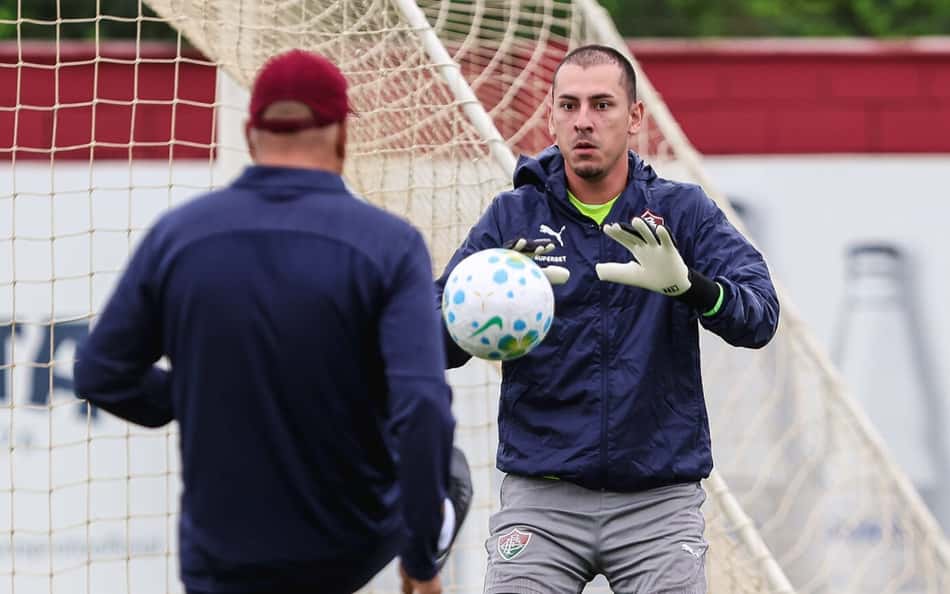 Goleiro do Fluminense é internado e não tem prazo para voltar aos treinos