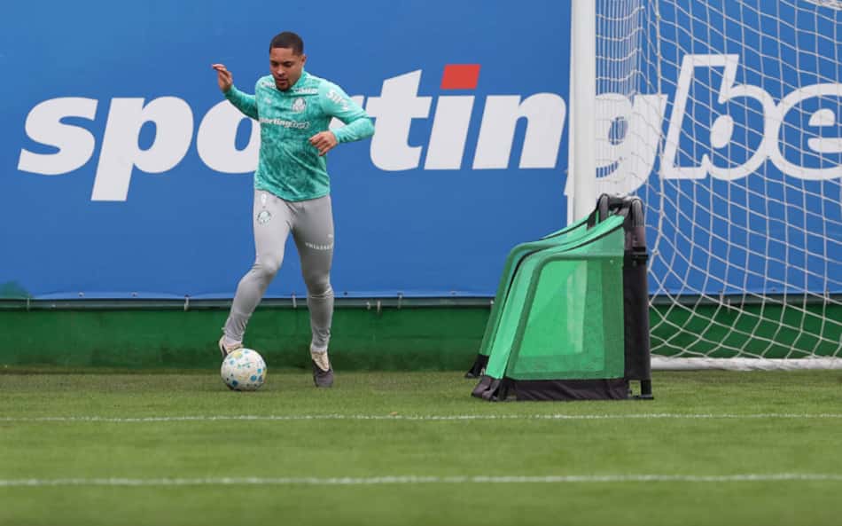 Jogadores treinam com bola, e Vitor Roque cumpre cronograma no Palmeiras