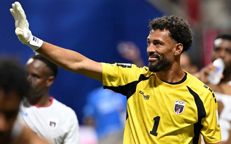Vozinha, goleiro do Cabo Verde, de camisa amarela de goleiro, acenando após classificação da seleção