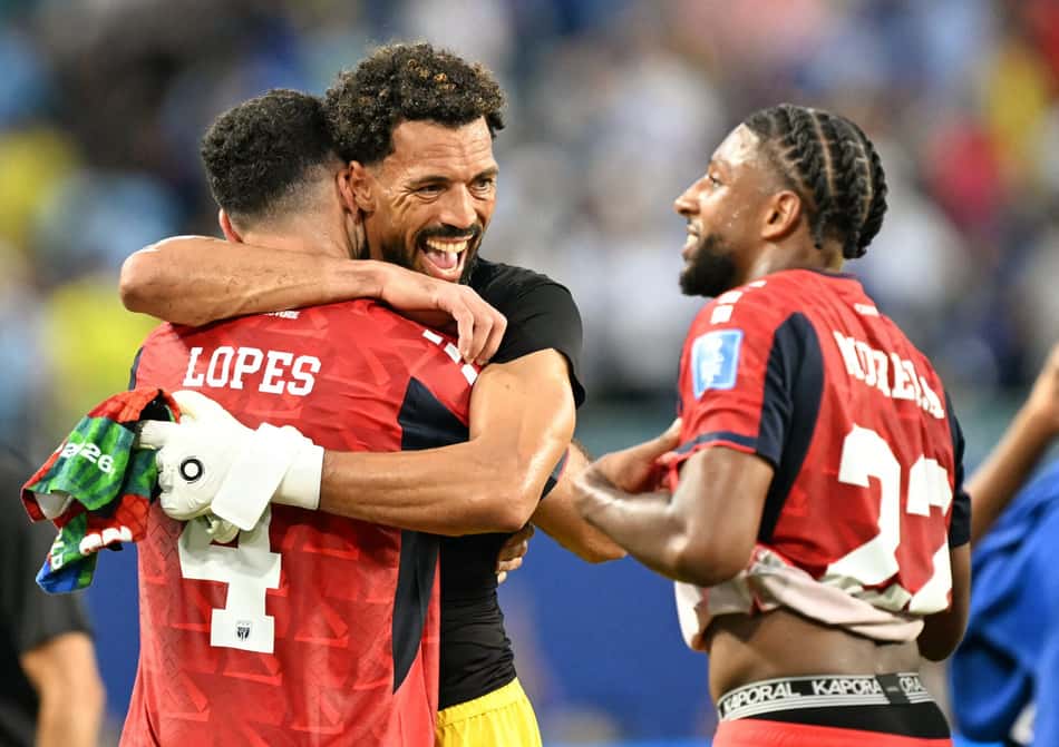 Vozinha celebra empate de Cabo Verde com o Uruguai ao lado de companheiros na Copa do Mundo