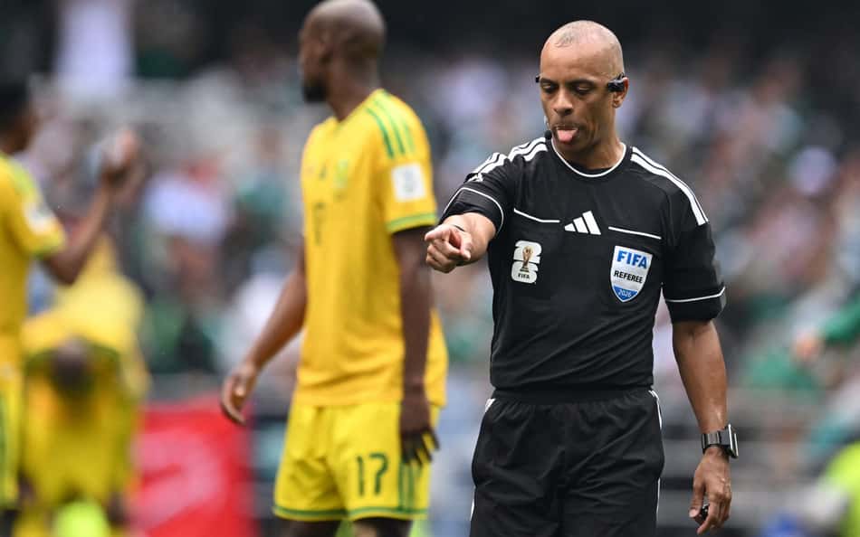Wilton Pereira Sampaio expulsou três jogadores no jogo da Copa do Mundo entre México e África do Sul