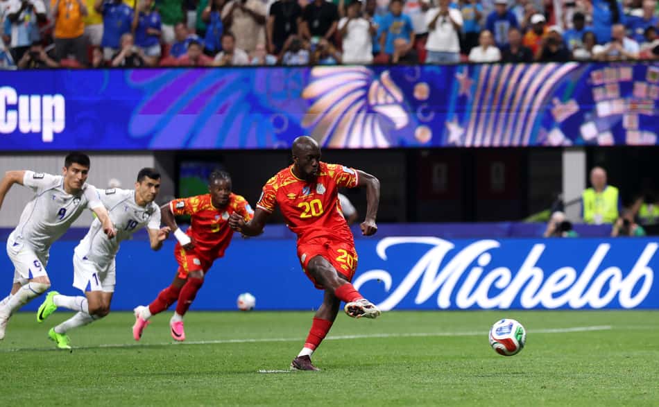 Wissa batendo pênalti contra o Uzbequistão na Copa do Mundo