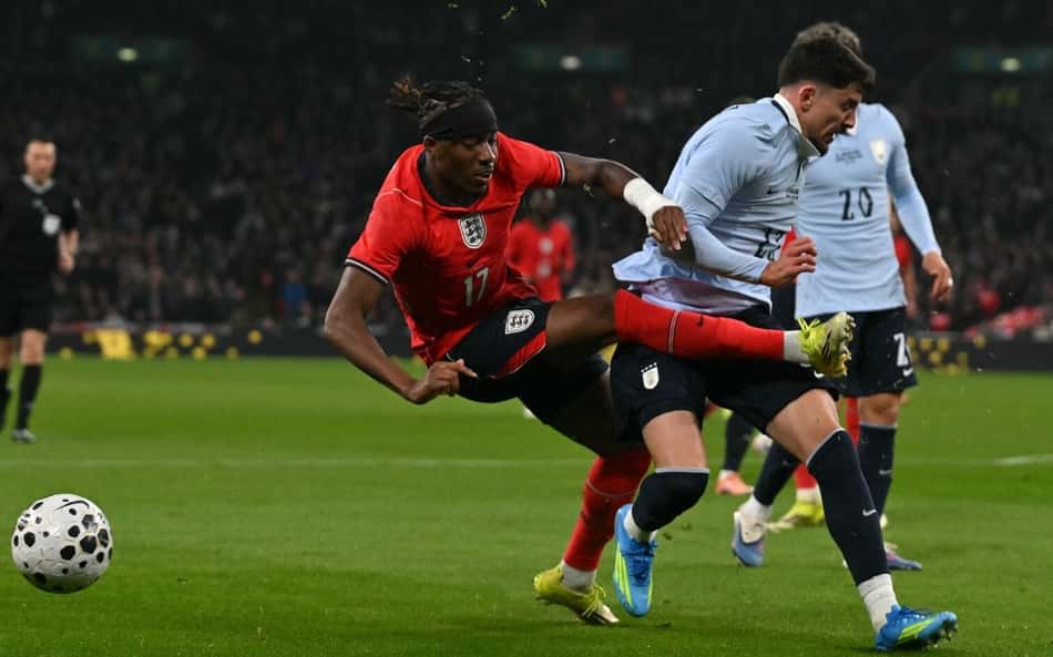 Piquerez saiu machucado após lance com Madueke (Foto: GLYN KIRK / AFP)