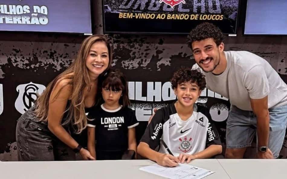 Bernardo Henrique assinou contrato de iniciação desportiva com o Corinthians (Foto: Reprodução/Instagram)