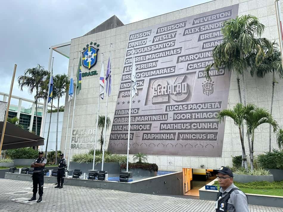 Mural com nomes dos convocados à Copa do Mundo na sede da CBF 