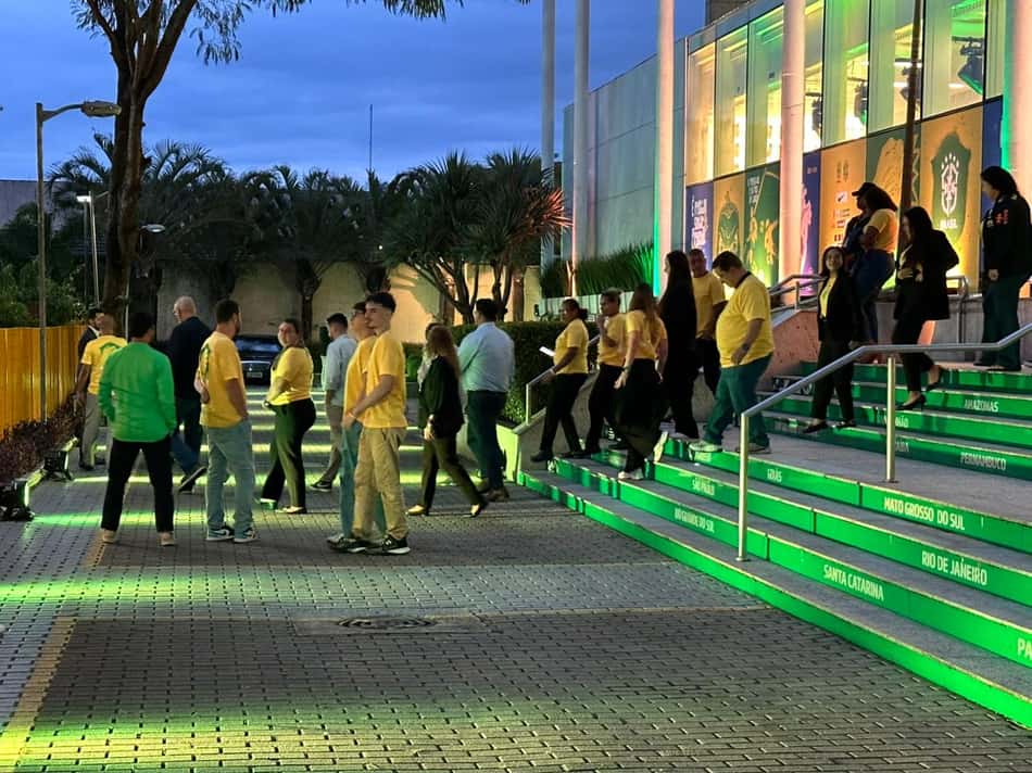 Funcionários da CBF arrumados para receber delegaão da Seleção Brasileira 