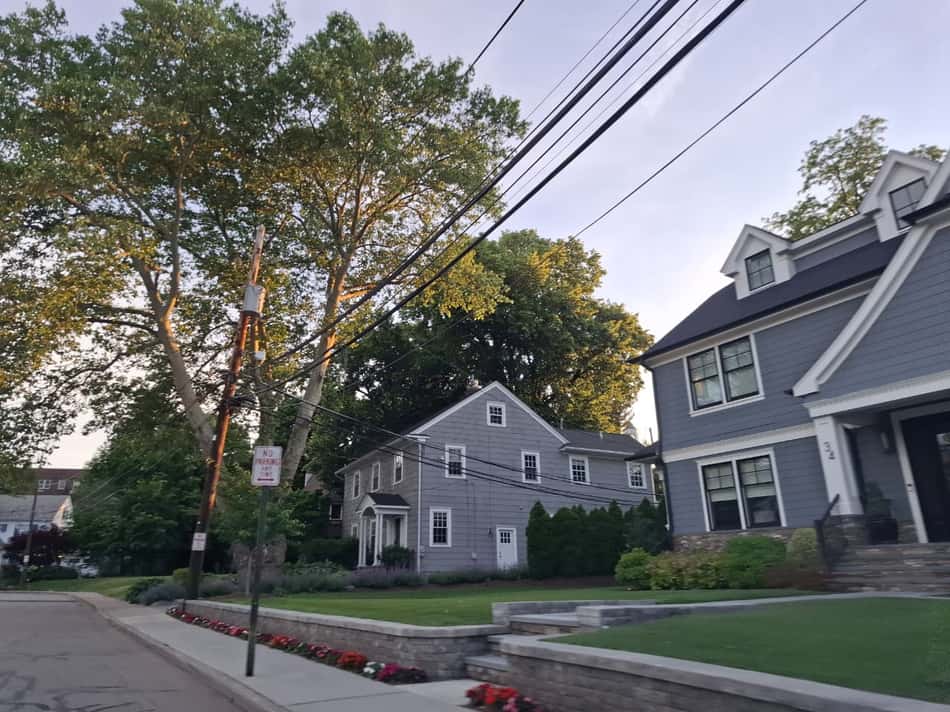 casas grandes de dois andares cinzas com árvores em rua pacata na cidade de Morristown, nos EUA