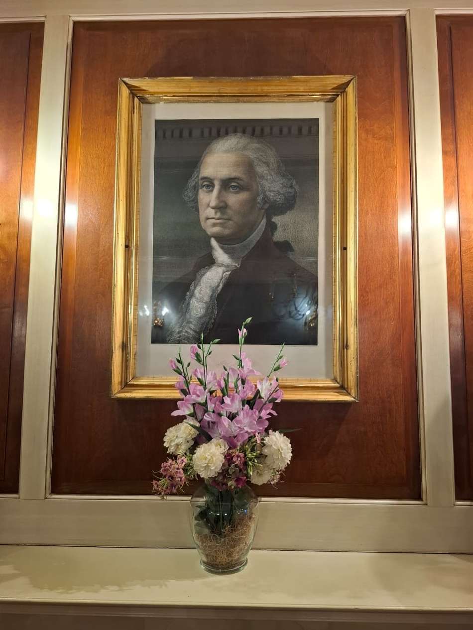 Quadro de George Washington com um vaso de flores decorado com rosas brancas