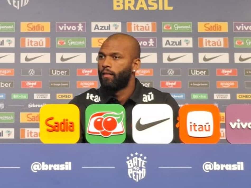 Igor Thiago em coletiva da Seleção Brasileira (Foto: Marcio Dolzan / Lance!)
