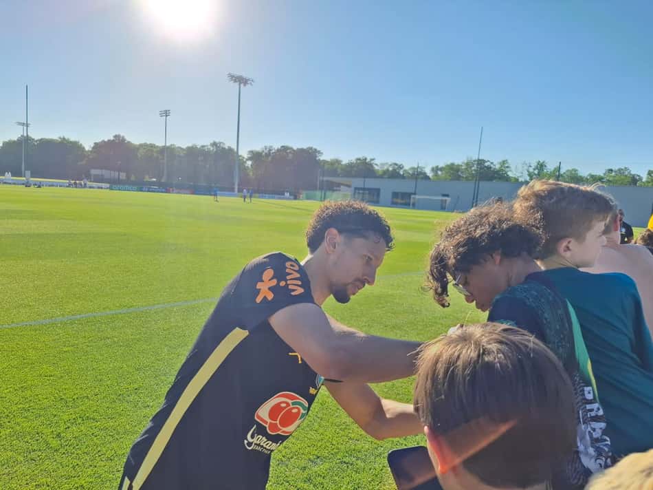 Marquinhos dá autógrafos para torcedores nos EUA (Foto: Marcio Dolzan / CBF)