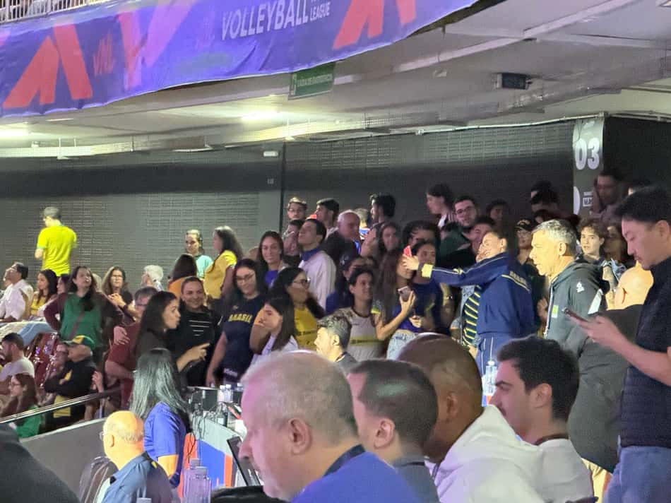 Gabi tira foto com torcedores durante a estreia do Brasil na VNL (Foto: Andressa Simões/Lance!)