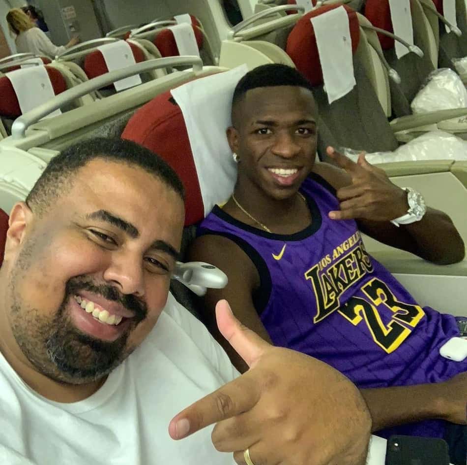 Vini Jr e o tio Ullysses sorrindo em foto dentro do avião (Foto: Arquivo Pessoal)