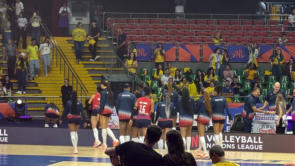 Seleção da República Dominicana inicia aquecimento antes do jogo contra o Brasil pela VNL 2026 (Foto: Andressa Simões/Lance!)