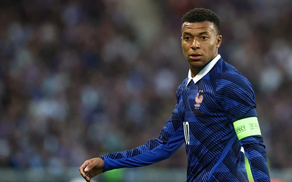 Mbappé em derrota da França para a Costa do Marfim (Foto por FRANCK FIFE / AFP)