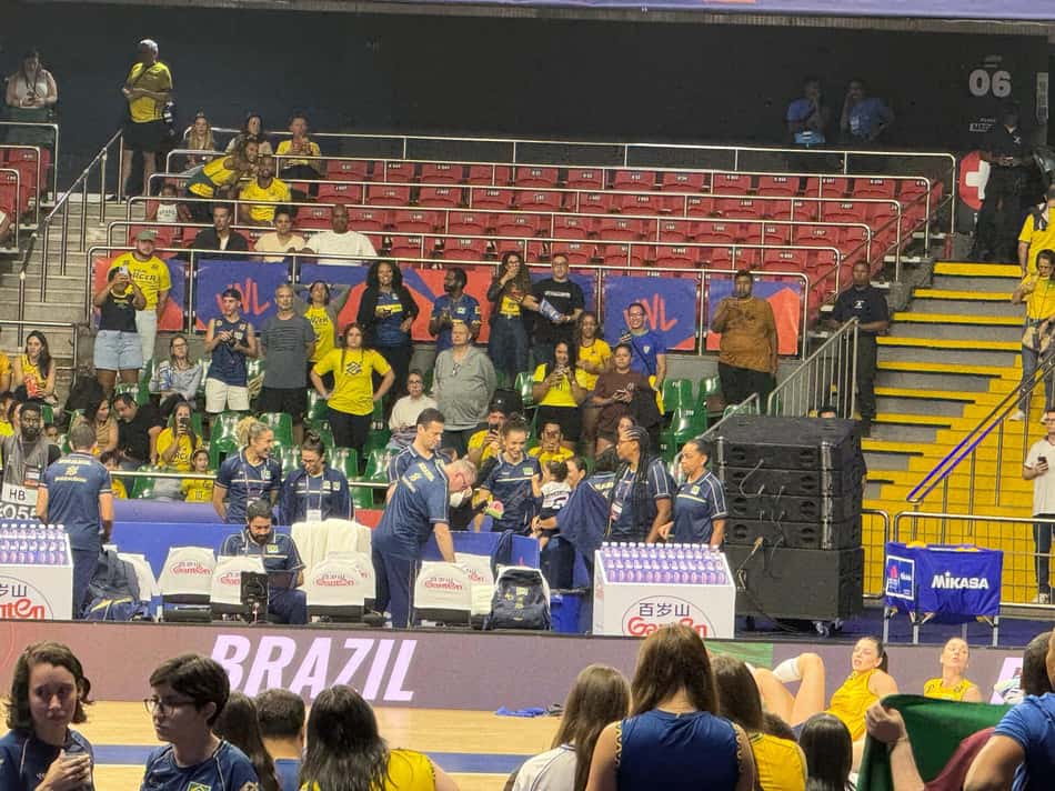 Gabi Guimarães acompanha a Seleção Brasileira no segundo jogo da VNL 2026 (Foto: Andressa Simões/Lance!)