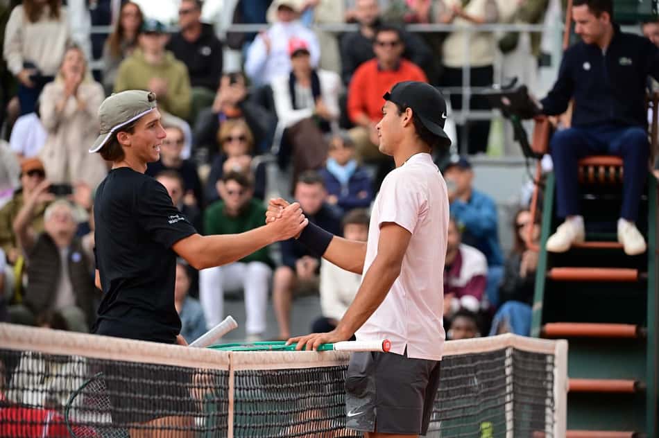 Léo Storck (e) cumprimenta Guto Miguel após a semifinal juvenil de Roland Garros (Foto: Divulgação)