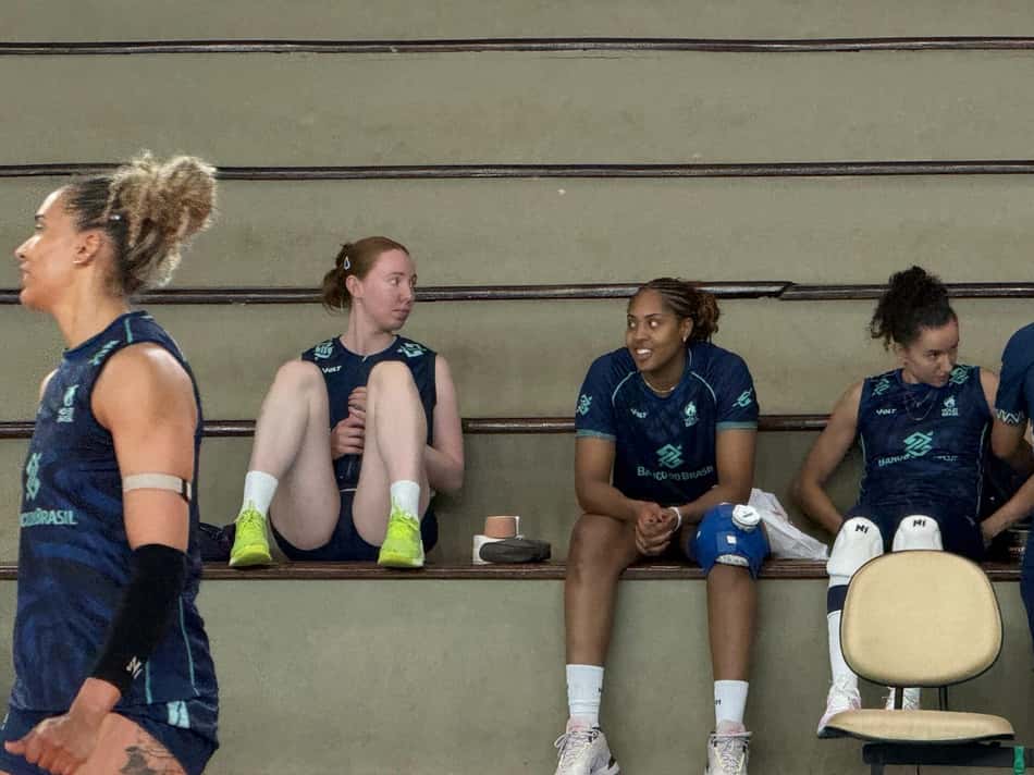 Julia Bergmann, Ana Cristina e Gabi na arquibancada em treino do Brasil para a VNL (Foto: Andressa Simões/ Lance!)