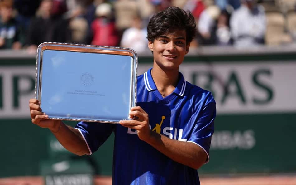 Guto Miguel e o troféu de campeão juvenil de Roland Garros (Foto: FFT)