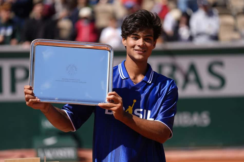 Guto Miguel e o troféu de campeão juvenil de Roland Garros (Foto: FFT)