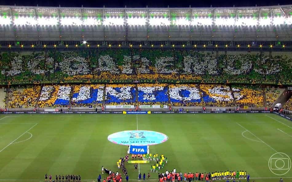Mosaico dos torcedores para a Seleção Brasileira Feminina. (TV Globo/Reprodução)