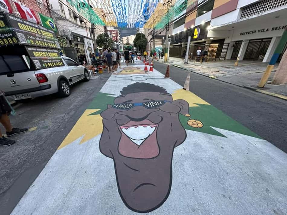 'Galera da Pereira Nunes', na Tijuca, mantém viva a tradição de pintar rua para a Copa do Mundo (Foto: Lucas Bayer/Lance!)