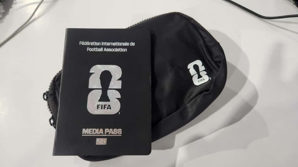 Passaporte da Fifa foi entregue antes da entrevista coletiva de Carlo Ancelotti, técnico da Seleção Brasileira, e Vinicius Júnior