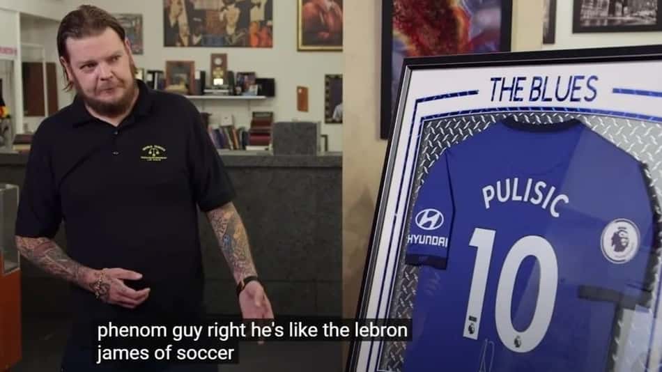Durante documentário, vendedor compara Pulisic com LeBron James enquanto mostra um quadro com a camisa do jogador