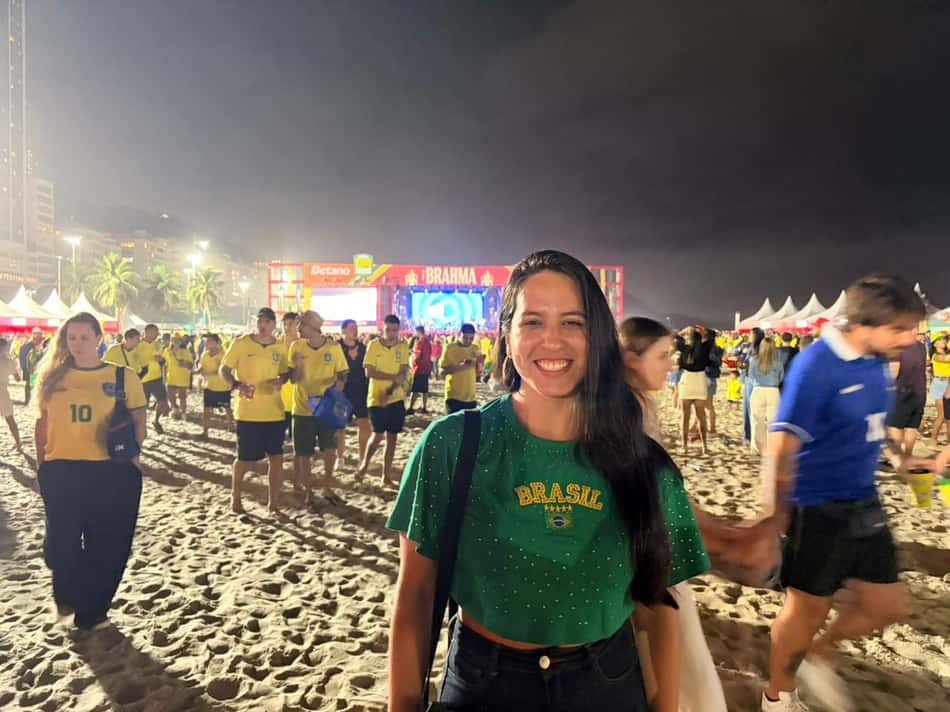 Torcedora Lara lamenta empate do Brasil na estreia na Copa (Foto: Leonardo Bessa/Lance!)