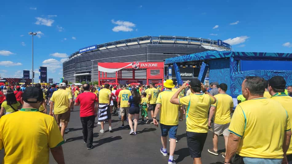 Torcida brasileira lotou o MetLife Stadium na estreia do Brasil na Copa 