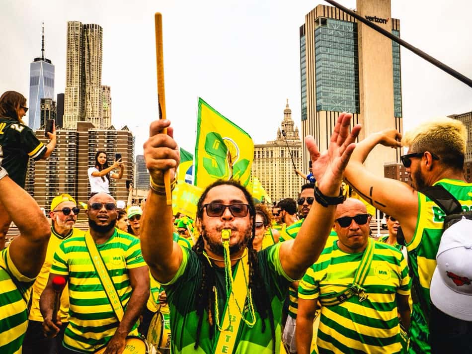 Torcida brasileira fez festa na Ponte do Brooklyn, em Nova York. A Copa do Mundo mudou a sua rotina? (Foto: Erik Maciel)