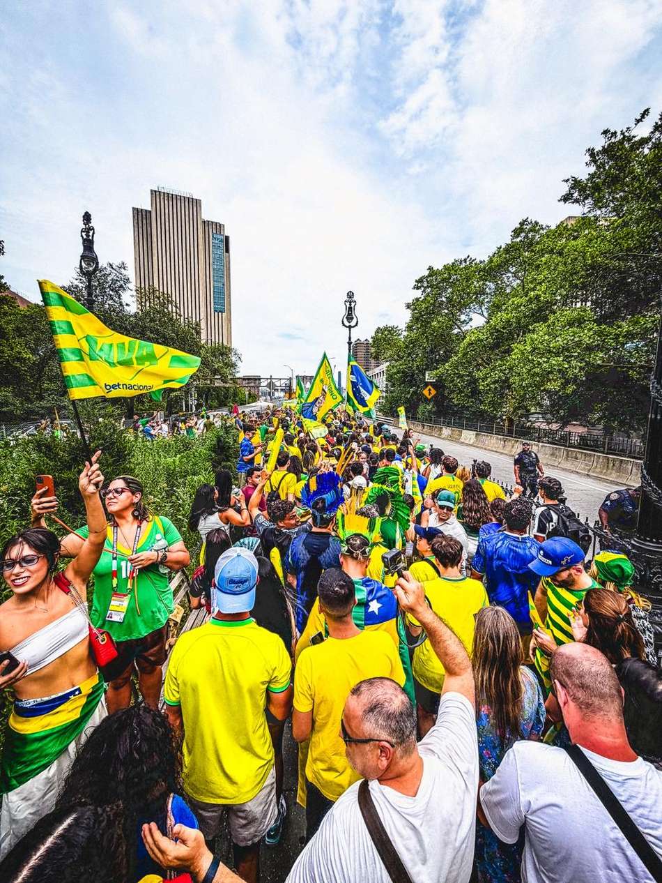 Torcida brasileira fez festa na Ponte do Brooklyn, em Nova York (Foto: Erik Maciel)