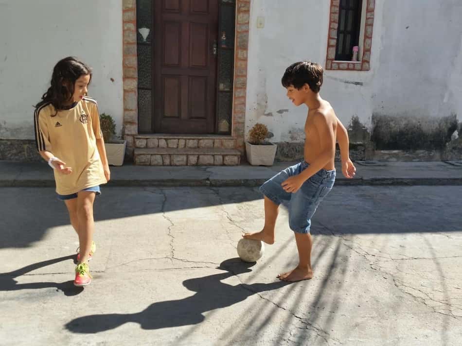 Sofia Couto e irmão jogando futebol. (Arquivo pessoal)