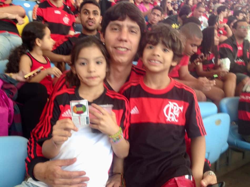 Sofia Couto, pai e irmão no Maracanã em jogo do Flamengo. 