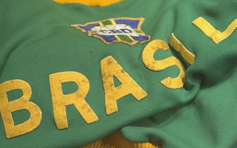 Mostra exibe camisas usadas por Pelé, Vini Jr. e outros nomes da Seleção (Foto: Divulgação)